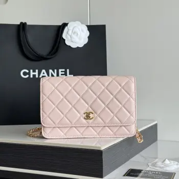 2026 新品 chanel woc 第三代 发财包 出新品 小羊皮 最经典款 斜挎单肩 手提 多种样式背法 酷酷的外形 让你走路都带风 经典的包型 包身方方正正 尺寸适合日常所有风格打扮 包身采用小牛皮皮制成 在自然光下光泽度很好 皮质与手感完全无法用言语表达 好的东西隔着屏幕也能感受到它的完美质感 菱格饱满但是不会过于凸起 饱满度自然 这个度很难把握  市场大部分都是做的过于饱满 华丽与气质的前沿 是你意想不到的尊贵 进口小羊皮 里配原版布 五金钢麦尺寸:19cmX12cmX3cm编号 AP4241