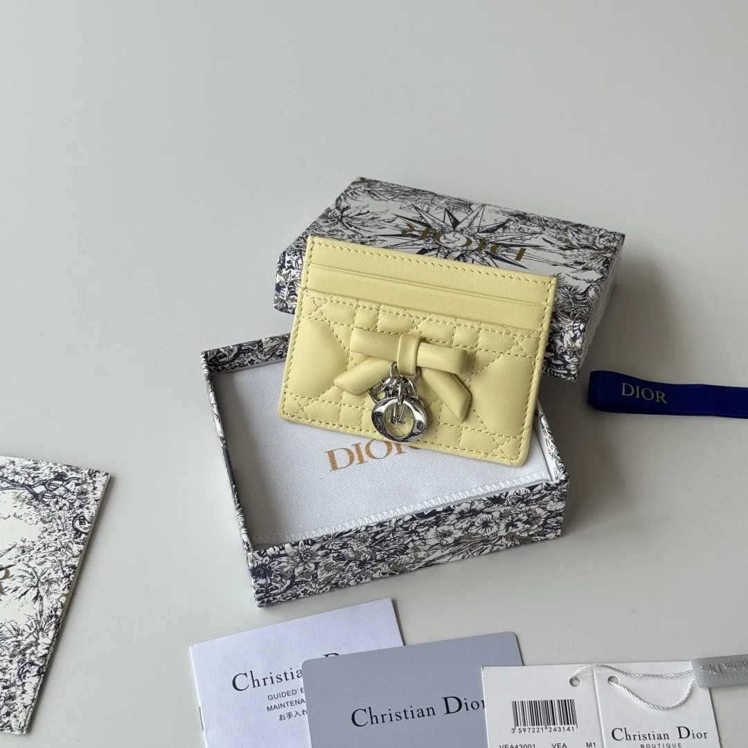 CD 新品上架 新款蝴蝶结尺寸 11.5*9*2 cm 卡片包 编号 S2064Dior专柜最新款火爆登场 采用进口小羊皮 绝美绣线 做工精致 媲美专柜
