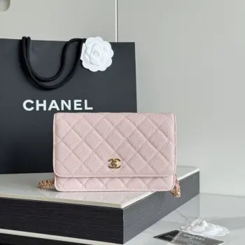 2026 新品 chanel woc 第三代 发财包 出新品 鱼子酱牛皮最经典款 斜挎单肩 手提 多种样式背法 酷酷的外形 让你走路都带风 经典的包型 包身方方正正 尺寸适合日常所有风格打扮 包身采用小牛皮皮制成 在自然光下光泽度很好 皮质与手感完全无法用言语表达 好的东西隔着屏幕也能感受到它的完美质感 菱格饱满但是不会过于凸起 饱满度自然 这个度很难把握  市场大部分都是做的过于饱满 华丽与气质的前沿 是你意想不到的尊贵 进口小羊皮 里配原版布 五金钢麦尺寸:19cmX12cmX3cm编号 AP4241