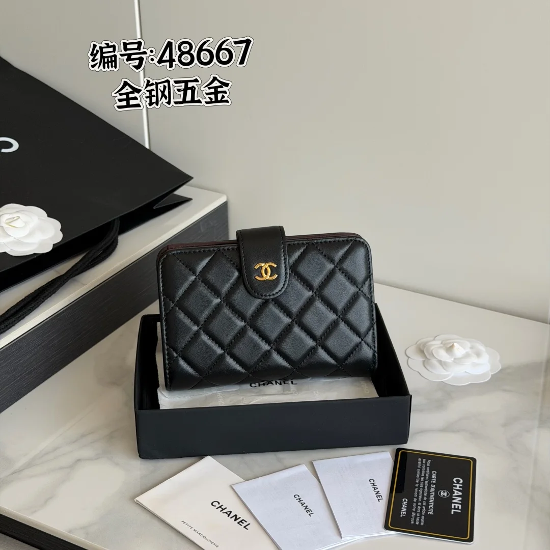chanel -经典中号双层钱包到货 —全钢五金麦 - 顶级原单top 进口小羊皮的菱格纹路 非常耐看 亮金五金非常时髦  10个卡位 非常高级 专柜断货王 可放信用卡硬币 百元大钞 开合按扣编号 A48667 尺下:w15×h10×d2.5cm