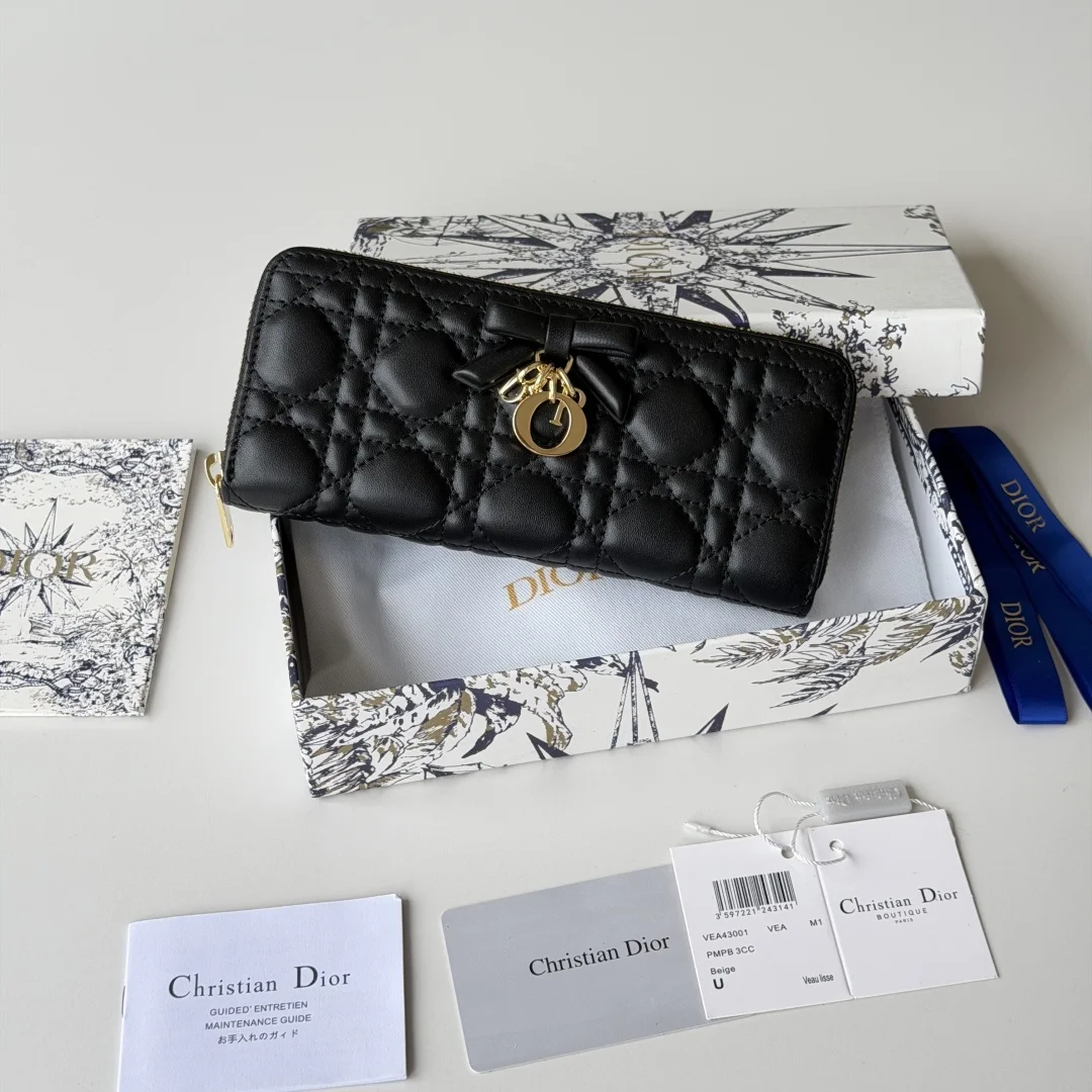 Dior 2026新品上架了 蝴蝶结尺寸 19*10.5*2.5编号 S0 小羊皮制作Dior同步最新款出货 新logo搭配蝴蝶结采用头层小羊皮 做工精致 超多卡位 质量 手感舒适饱满 低调内涵 