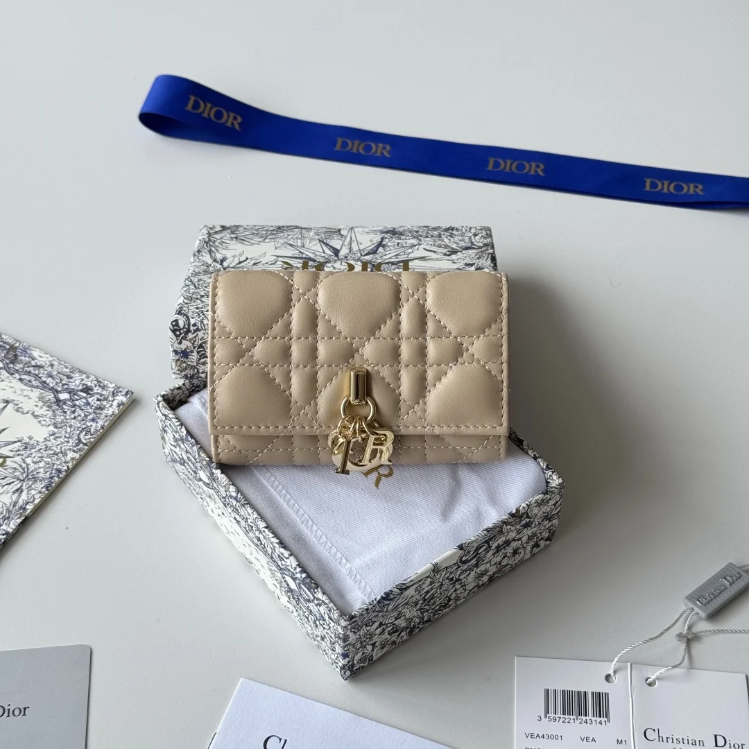 编号:S0966ONMJ_M413尺寸:11x7.5x2.5cm这款My Dior Glycine钱包精巧实用 别具一格 采用胭脂粉色羊皮革精心制作 饰以藤格纹 正面搭配D.I.O.R.吊饰提升格调 高雅精致 可收纳各种日常用品 适合各种场合 可与其他My Dior单品搭配 正面D.I.O.R.吊饰2个卡槽1个拉链隔层1个宽敞的内部隔层意大利制造
