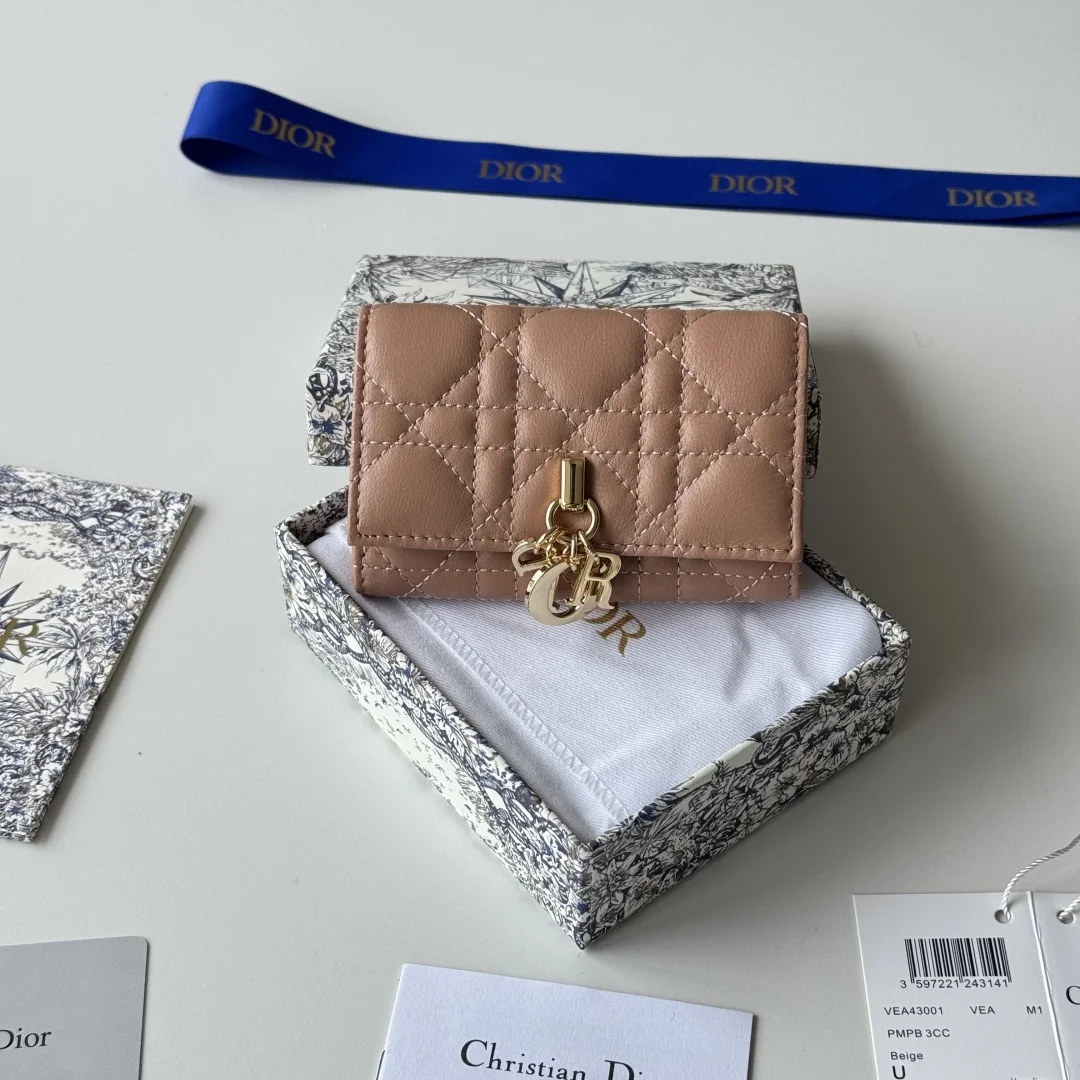 编号:S0966ONMJ_M413尺寸:11x7.5x2.5cm这款My Dior Glycine钱包精巧实用 别具一格 采用胭脂粉色羊皮革精心制作 饰以藤格纹 正面搭配D.I.O.R.吊饰提升格调 高雅精致 可收纳各种日常用品 适合各种场合 可与其他My Dior单品搭配 正面D.I.O.R.吊饰2个卡槽1个拉链隔层1个宽敞的内部隔层意大利制造