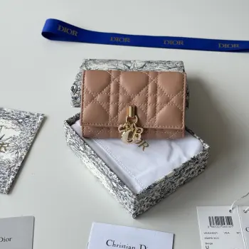 编号:S0966ONMJ_M413尺寸:11x7.5x2.5cm这款My Dior Glycine钱包精巧实用 别具一格 采用胭脂粉色羊皮革精心制作 饰以藤格纹 正面搭配D.I.O.R.吊饰提升格调 高雅精致 可收纳各种日常用品 适合各种场合 可与其他My Dior单品搭配 正面D.I.O.R.吊饰2个卡槽1个拉链隔层1个宽敞的内部隔层意大利制造