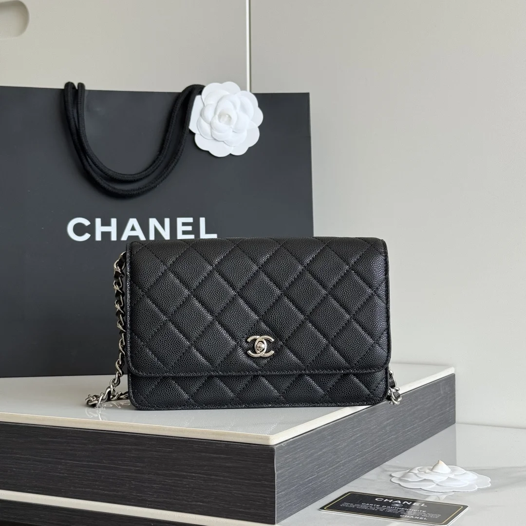 2026 新品 chanel woc 第三代 发财包 出新品 漆皮 小牛皮 鱼子酱内里羊皮 最经典款 斜挎单肩 手提 多种样式背法 酷酷的外形 让你走路都带风 经典的包型 包身方方正正 尺寸适合日常所有风格打扮 包身采用小牛皮皮制成 在自然光下光泽度很好 皮质与手感完全无法用言语表达 好的东西隔着屏幕也能感受到它的完美质感 菱格饱满但是不会过于凸起 饱满度自然 这个度很难把握 市场大部分都是做的过于饱满 华丽与气质的前沿 是你意想不到的尊贵 进口小羊皮 里配原版布 五金钢麦尺寸:19cmX12cmX3cm编号 AP4241