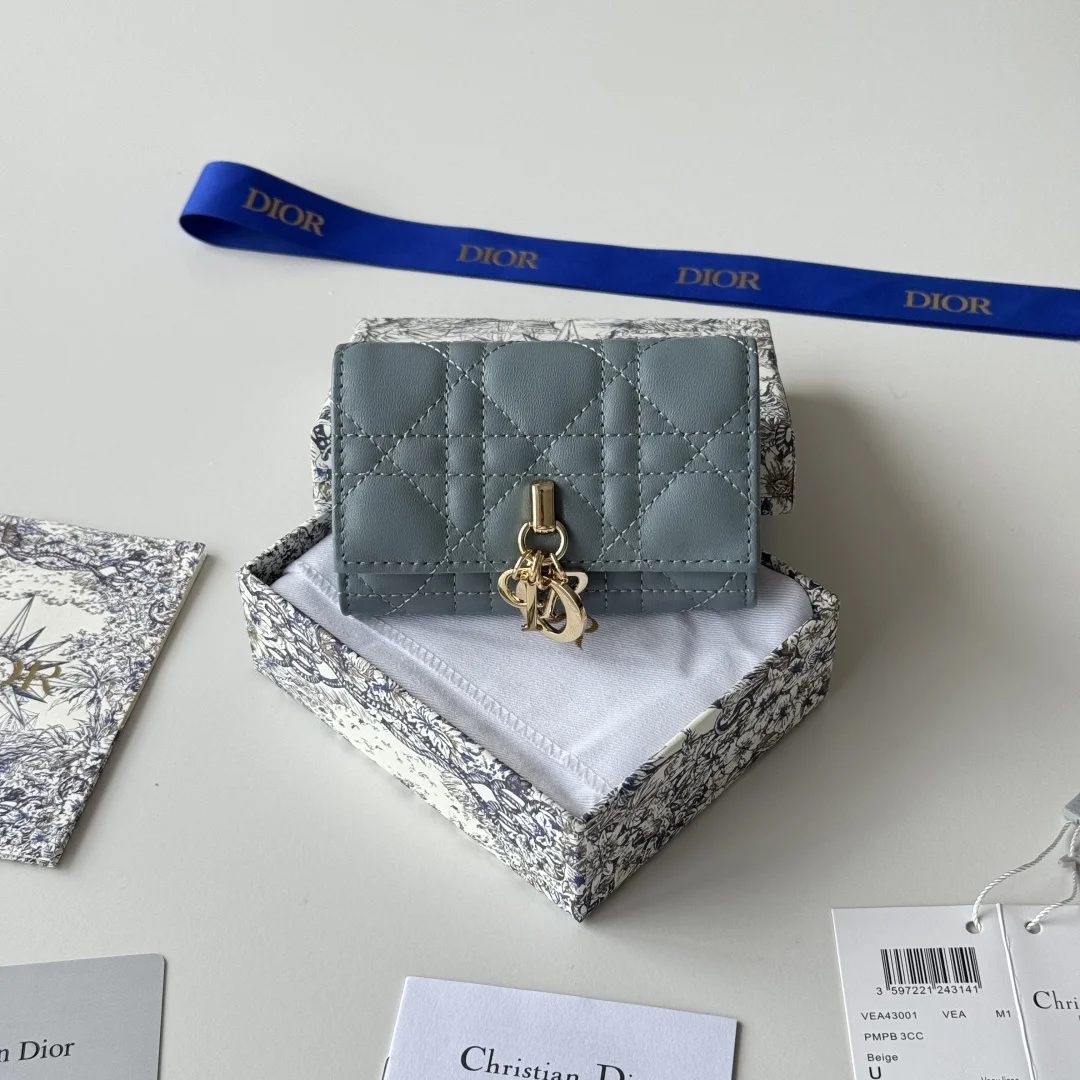 编号:S0966ONMJ_M413尺寸:11x7.5x2.5cm这款My Dior Glycine钱包精巧实用 别具一格 采用胭脂粉色羊皮革精心制作 饰以藤格纹 正面搭配D.I.O.R.吊饰提升格调 高雅精致 可收纳各种日常用品 适合各种场合 可与其他My Dior单品搭配 正面D.I.O.R.吊饰2个卡槽1个拉链隔层1个宽敞的内部隔层意大利制造