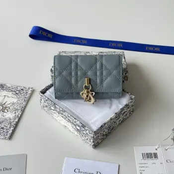 编号:S0966ONMJ_M413尺寸:11x7.5x2.5cm这款My Dior Glycine钱包精巧实用 别具一格 采用胭脂粉色羊皮革精心制作 饰以藤格纹 正面搭配D.I.O.R.吊饰提升格调 高雅精致 可收纳各种日常用品 适合各种场合 可与其他My Dior单品搭配 正面D.I.O.R.吊饰2个卡槽1个拉链隔层1个宽敞的内部隔层意大利制造