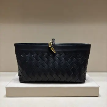 新款也太松弛啦 经典小羊皮编织搭配复古绳结金属扣 自带高级贵气感 它的精致真的完全写在细节里 功能超多内设卡位和钥匙环 拉链设计实用又时髦 不挑衣服不挑肤色 无论配什么都能把精致度拉满 款号 3011尺寸 31*16*8cm