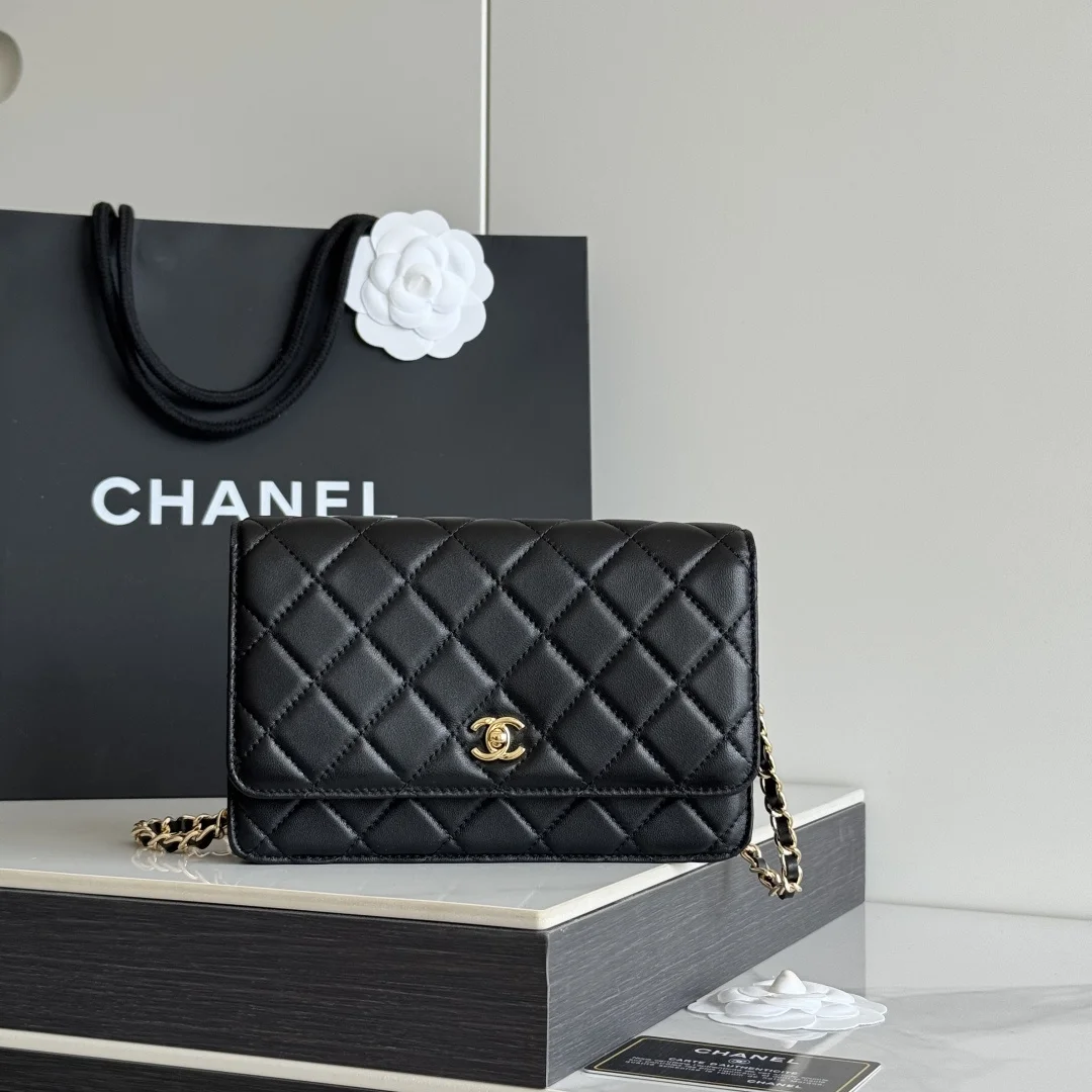 2026 新品 chanel woc 第三代 发财包 出新品 小羊皮 最经典款 斜挎单肩 手提 多种样式背法 酷酷的外形 让你走路都带风 经典的包型 包身方方正正 尺寸适合日常所有风格打扮 包身采用小牛皮皮制成 在自然光下光泽度很好 皮质与手感完全无法用言语表达 好的东西隔着屏幕也能感受到它的完美质感 菱格饱满但是不会过于凸起 饱满度自然 这个度很难把握  市场大部分都是做的过于饱满 华丽与气质的前沿 是你意想不到的尊贵 进口小羊皮 里配原版布 五金钢麦尺寸:19cmX12cmX3cm编号 AP4241