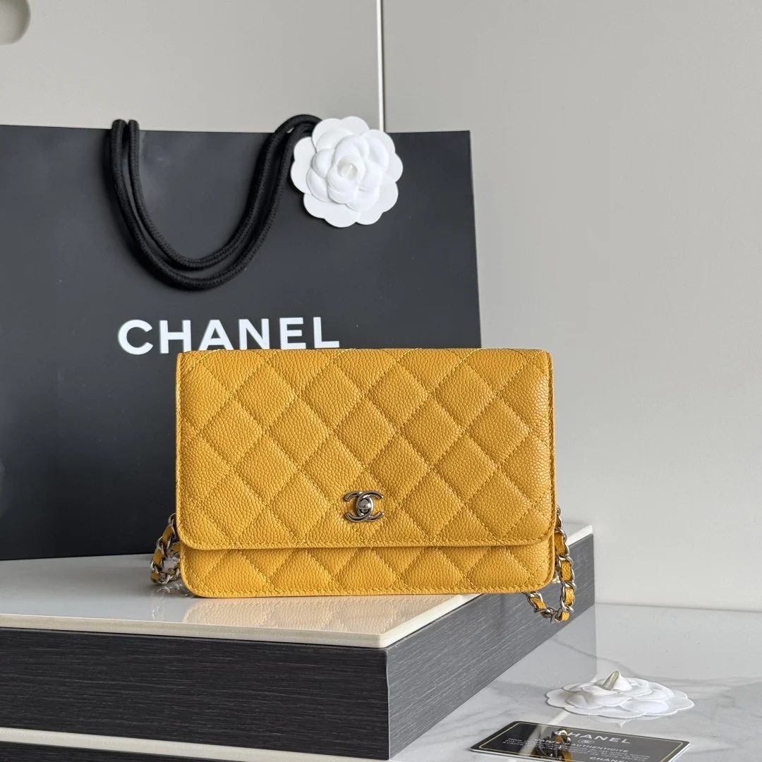 2026 新品 chanel woc 第三代 发财包 出新品 大球鱼子酱牛皮最经典款 斜挎单肩 手提 多种样式背法 酷酷的外形 让你走路都带风 经典的包型 包身方方正正 尺寸适合日常所有风格打扮 包身采用小牛皮皮制成 在自然光下光泽度很好 皮质与手感完全无法用言语表达 好的东西隔着屏幕也能感受到它的完美质感 菱格饱满但是不会过于凸起 饱满度自然 这个度很难把握  市场大部分都是做的过于饱满 华丽与气质的前沿 是你意想不到的尊贵 里配原版布 五金钢麦尺寸:19cmX12cmX3cm编号 AP4241