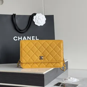 2026 新品 chanel woc 第三代 发财包 出新品 大球鱼子酱牛皮最经典款 斜挎单肩 手提 多种样式背法 酷酷的外形 让你走路都带风 经典的包型 包身方方正正 尺寸适合日常所有风格打扮 包身采用小牛皮皮制成 在自然光下光泽度很好 皮质与手感完全无法用言语表达 好的东西隔着屏幕也能感受到它的完美质感 菱格饱满但是不会过于凸起 饱满度自然 这个度很难把握  市场大部分都是做的过于饱满 华丽与气质的前沿 是你意想不到的尊贵 里配原版布 五金钢麦尺寸:19cmX12cmX3cm编号 AP4241
