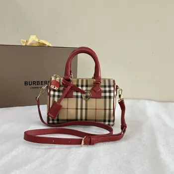 B家枕头包 立挺设计 装饰 Bur 格纹 搭配皮革裹覆挂锁和行李吊牌 18.5 x 11 x 12cm.顶部皮革提柄.可拆可调式肩背带.拉链开合 手绘涂漆边缘.光泽金属配件.皮革裹覆挂锁.行李吊牌.行李吊牌饰有 Bur 字母压花徽标