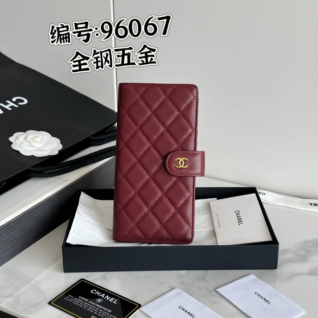 26s新品 小香长夹卡包系列鱼子酱进口牛皮制作 全钢五金絎縫配以標志性金屬標志金色調金屬五金 专用意大利进口皮6个卡槽 3个贴袋隔层1个拉链隔层可放钞票编号:96067 尺寸:w10×h19d2cm