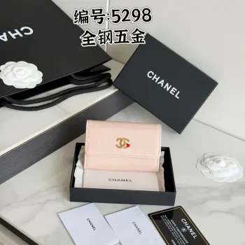  26s新品 CHANEL全钢五金 进口山羊皮 对折 卡包包 cf系列香奈儿2026年 高级手工坊系列  里 那个设计超抢眼的粉色小苹果Logo 它不是香水 但确实是个让人一眼就爱上的时髦元素 出现在好几款小皮具编号 AP5298 新款小苹果五金两折卡包尺寸 11×7.5×2cm
