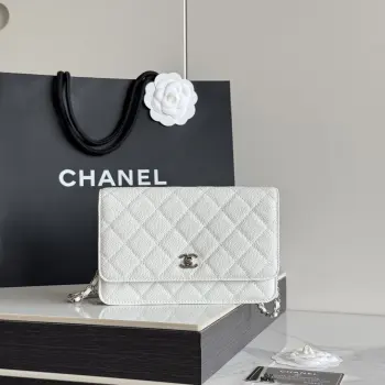 2026 新品 chanel woc 第三代 发财包 出新品 大球鱼子酱牛皮最经典款 斜挎单肩 手提 多种样式背法 酷酷的外形 让你走路都带风 经典的包型 包身方方正正 尺寸适合日常所有风格打扮 包身采用小牛皮皮制成 在自然光下光泽度很好 皮质与手感完全无法用言语表达 好的东西隔着屏幕也能感受到它的完美质感 菱格饱满但是不会过于凸起 饱满度自然 这个度很难把握  市场大部分都是做的过于饱满 华丽与气质的前沿 是你意想不到的尊贵 里配原版布 五金钢麦尺寸:19cmX12cmX3cm编号 AP4241