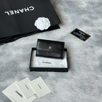 新品上架 蜥蜴纹26s 𝗖𝗵𝗮𝗻𝗲𝗹 𝗖𝗹𝗮𝘀𝗶𝗰 𝗙𝗹𝗮𝗽 经典卡包  蜥蜴纹对折cf 卡包蜥蜴纹是独一份的精致当亮面皮革与金色五金碰撞利落的版型  每一道肌理都在诉说着经当你拿出的瞬间 你就已经赢了  尺寸 𝟏𝟏.𝟓×𝟕.𝟓×𝟑𝐜𝐦 编号 5190