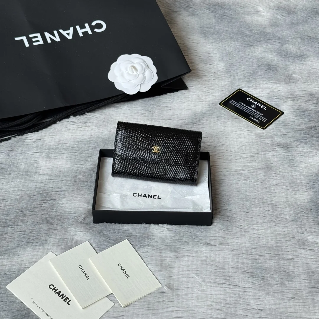 新品上架 蜥蜴纹26s 𝗖𝗵𝗮𝗻𝗲𝗹 𝗖𝗹𝗮𝘀𝗶𝗰 𝗙𝗹𝗮𝗽 经典卡包 蜥蜴纹对折cf 卡包蜥蜴纹是独一份的精致当亮面皮革与金色五金碰撞利落的版型 每一道肌理都在诉说着经当你拿出的瞬间 你就已经赢了 尺寸 𝟏𝟏.𝟓×𝟕.𝟓×𝟑𝐜𝐦 编号 5190