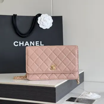 2026 新品 chanel woc 第三代 发财包 出新品 大球鱼子酱牛皮最经典款 斜挎单肩 手提 多种样式背法 酷酷的外形 让你走路都带风 经典的包型 包身方方正正 尺寸适合日常所有风格打扮 包身采用小牛皮皮制成 在自然光下光泽度很好 皮质与手感完全无法用言语表达 好的东西隔着屏幕也能感受到它的完美质感 菱格饱满但是不会过于凸起 饱满度自然 这个度很难把握  市场大部分都是做的过于饱满 华丽与气质的前沿 是你意想不到的尊贵 里配原版布 五金钢麦尺寸:19cmX12cmX3cm编号 AP4241