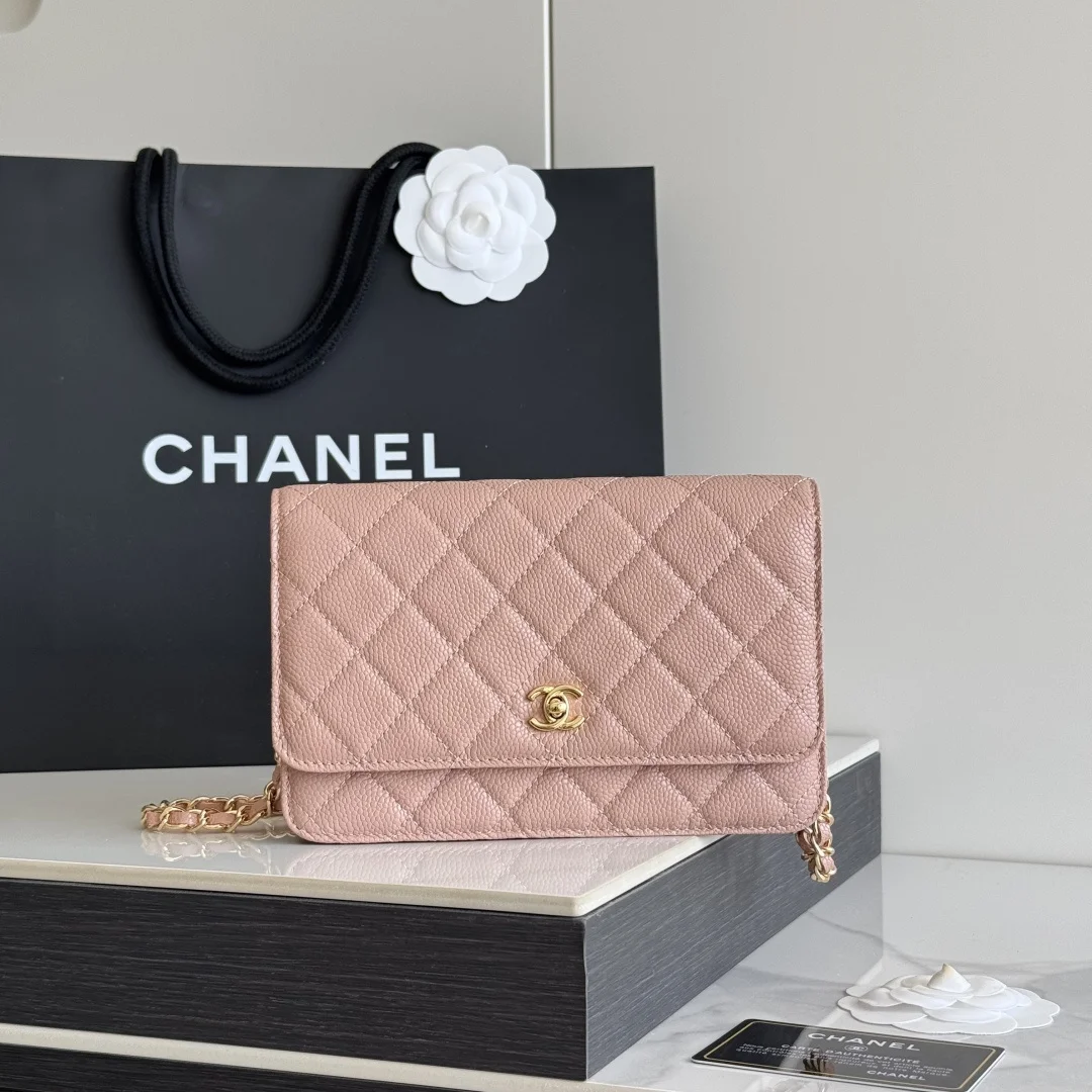 2026 新品 chanel woc 第三代 发财包 出新品 大球鱼子酱牛皮最经典款 斜挎单肩 手提 多种样式背法 酷酷的外形 让你走路都带风 经典的包型 包身方方正正 尺寸适合日常所有风格打扮 包身采用小牛皮皮制成 在自然光下光泽度很好 皮质与手感完全无法用言语表达 好的东西隔着屏幕也能感受到它的完美质感 菱格饱满但是不会过于凸起 饱满度自然 这个度很难把握 市场大部分都是做的过于饱满 华丽与气质的前沿 是你意想不到的尊贵 里配原版布 五金钢麦尺寸:19cmX12cmX3cm编号 AP4241