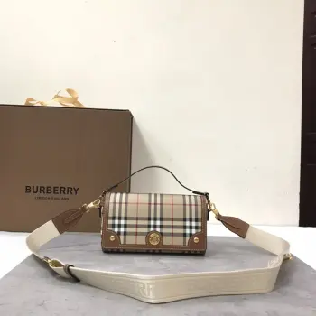 经典格纹手提包 装饰 Burberry 格纹和缉明线皮革 搭配镌刻品牌徽标的亮泽按扣 可使用顶部提柄手拎 或使用可调式斜背带携带 背带饰有提花精纺的 Burberry 字母徽标 此件精品的主要材料中至少 30% 来自生物基材料 生物基材料主要来源于植物和蓖麻油等可再生自然资源 24 x 8 x 14cm顶部皮革提柄.可拆可调式斜背带.1个内插袋.顶部翻盖采用磁扣开合.手绘涂漆边缘.光泽金属配件