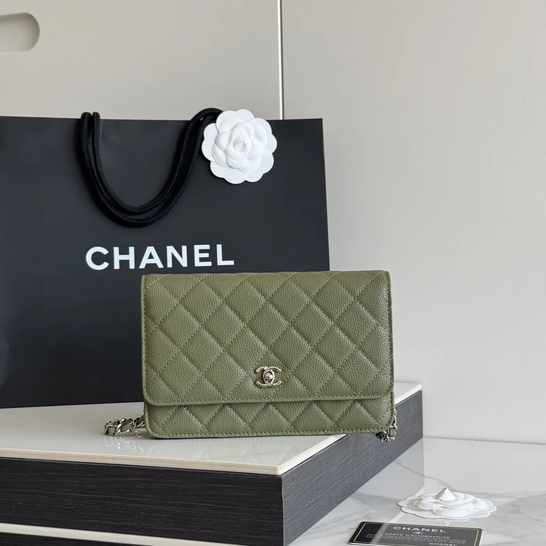 2026 新品 chanel woc 第三代 发财包 出新品 大球鱼子酱牛皮最经典款 斜挎单肩 手提 多种样式背法 酷酷的外形 让你走路都带风 经典的包型 包身方方正正 尺寸适合日常所有风格打扮 包身采用小牛皮皮制成 在自然光下光泽度很好 皮质与手感完全无法用言语表达 好的东西隔着屏幕也能感受到它的完美质感 菱格饱满但是不会过于凸起 饱满度自然 这个度很难把握 市场大部分都是做的过于饱满 华丽与气质的前沿 是你意想不到的尊贵 里配原版布 五金钢麦尺寸:19cmX12cmX3cm编号 AP4241