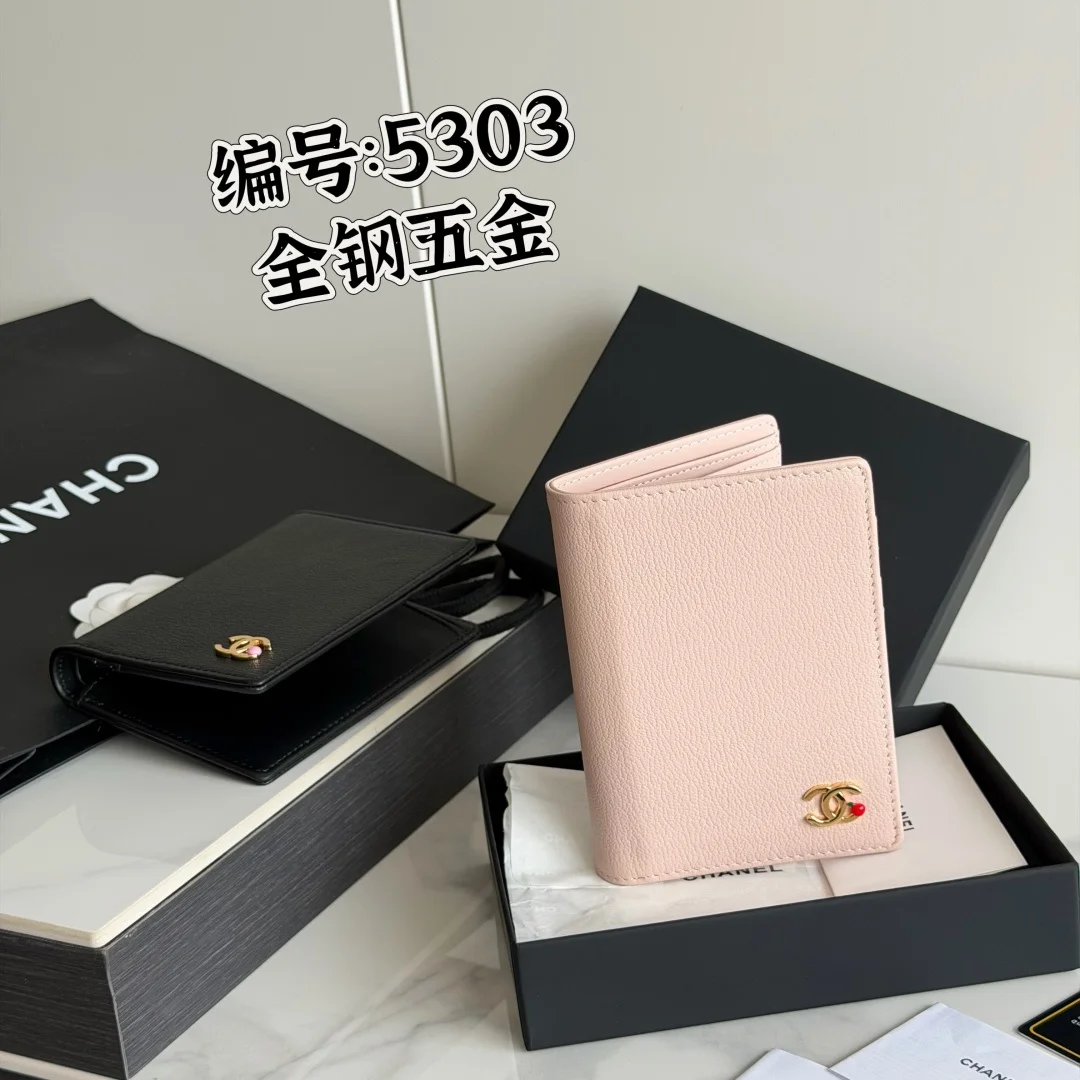  26s 新品 CHANEL全钢五金 -护照本 钱包这个系列最火的单品就是带有一个立体粉色小苹果 Logo 的卡包和证件套 属于2026年高级手工坊系列 设计非常俏皮少女 编号 AP5303 山羊皮新款小苹果五金护照夹尺寸 14.5×10×2cm