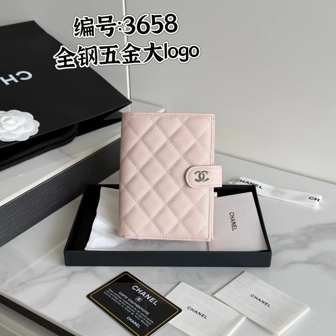 26S-新品 CHANEL 多功能护照夹鱼子酱牛皮制作 大logo五金 全钢这款设计以后也可能进入经典系列钱包 护照本 二合一产品款号 AP3658原单品质 细节美到淋漓尽致 尺寸15*10*3cm