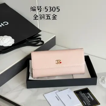 26s新品 CHANEL全钢五金这个系列最火的单品就是带有一个立体粉色小苹果 Logo 的卡包和证件套 属于2026年高级手工坊系列 设计非常俏皮少女 编号 AP5305 山羊皮 新款小苹果五金长款两折包尺寸 19×10.5×2cm