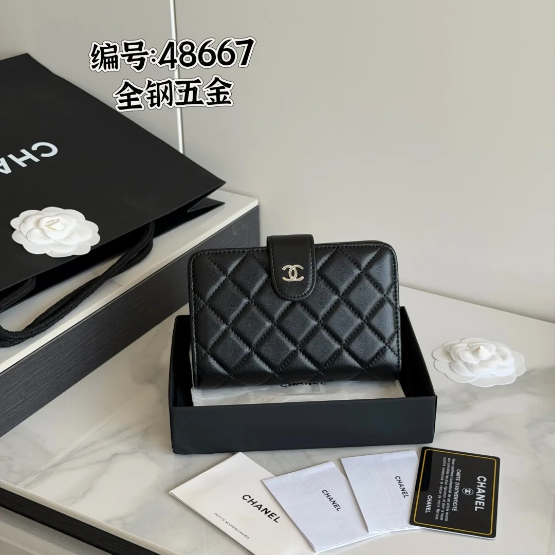 chanel -经典中号双层钱包到货 —全钢五金麦 - 顶级原单top 进口小羊皮的菱格纹路 非常耐看 亮金五金非常时髦 10个卡位 非常高级 专柜断货王 可放信用卡硬币 百元大钞 开合按扣编号 A48667 尺下:w15×h10×d2.5cm