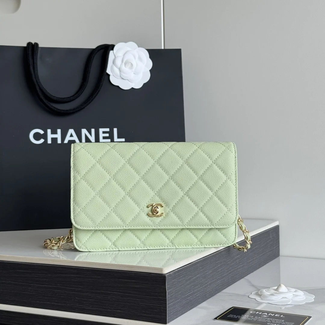 2026 新品 chanel woc 第三代 发财包 出新品 鱼子酱牛皮最经典款 斜挎单肩 手提 多种样式背法 酷酷的外形 让你走路都带风 经典的包型 包身方方正正 尺寸适合日常所有风格打扮 包身采用小牛皮皮制成 在自然光下光泽度很好 皮质与手感完全无法用言语表达 好的东西隔着屏幕也能感受到它的完美质感 菱格饱满但是不会过于凸起 饱满度自然 这个度很难把握  市场大部分都是做的过于饱满 华丽与气质的前沿 是你意想不到的尊贵 进口小羊皮 里配原版布 五金钢麦尺寸:19cmX12cmX3cm编号 AP4241
