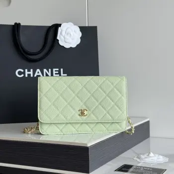 2026 新品 chanel woc 第三代 发财包 出新品 鱼子酱牛皮最经典款 斜挎单肩 手提 多种样式背法 酷酷的外形 让你走路都带风 经典的包型 包身方方正正 尺寸适合日常所有风格打扮 包身采用小牛皮皮制成 在自然光下光泽度很好 皮质与手感完全无法用言语表达 好的东西隔着屏幕也能感受到它的完美质感 菱格饱满但是不会过于凸起 饱满度自然 这个度很难把握  市场大部分都是做的过于饱满 华丽与气质的前沿 是你意想不到的尊贵 进口小羊皮 里配原版布 五金钢麦尺寸:19cmX12cmX3cm编号 AP4241