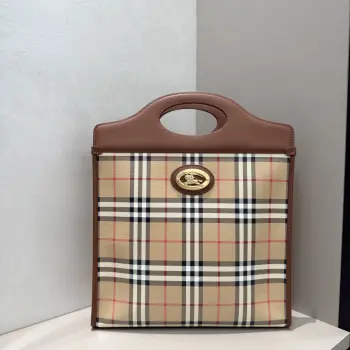 特级 Pocket 口袋包 汲取品牌典藏托特包灵感 选用凃层棉质帆布面料和光滑小牛皮打造 于意大利工坊匠心制成 装饰典藏米色 Burberry格纹印花 点缀镂空骑士印章 可使用顶部提柄手拎 或使用可拆式肩背带携带 适合存放日常必备物品 包括平板电脑 手机  夹和太阳眼镜 尺寸32 x12 x 39cm型号4321