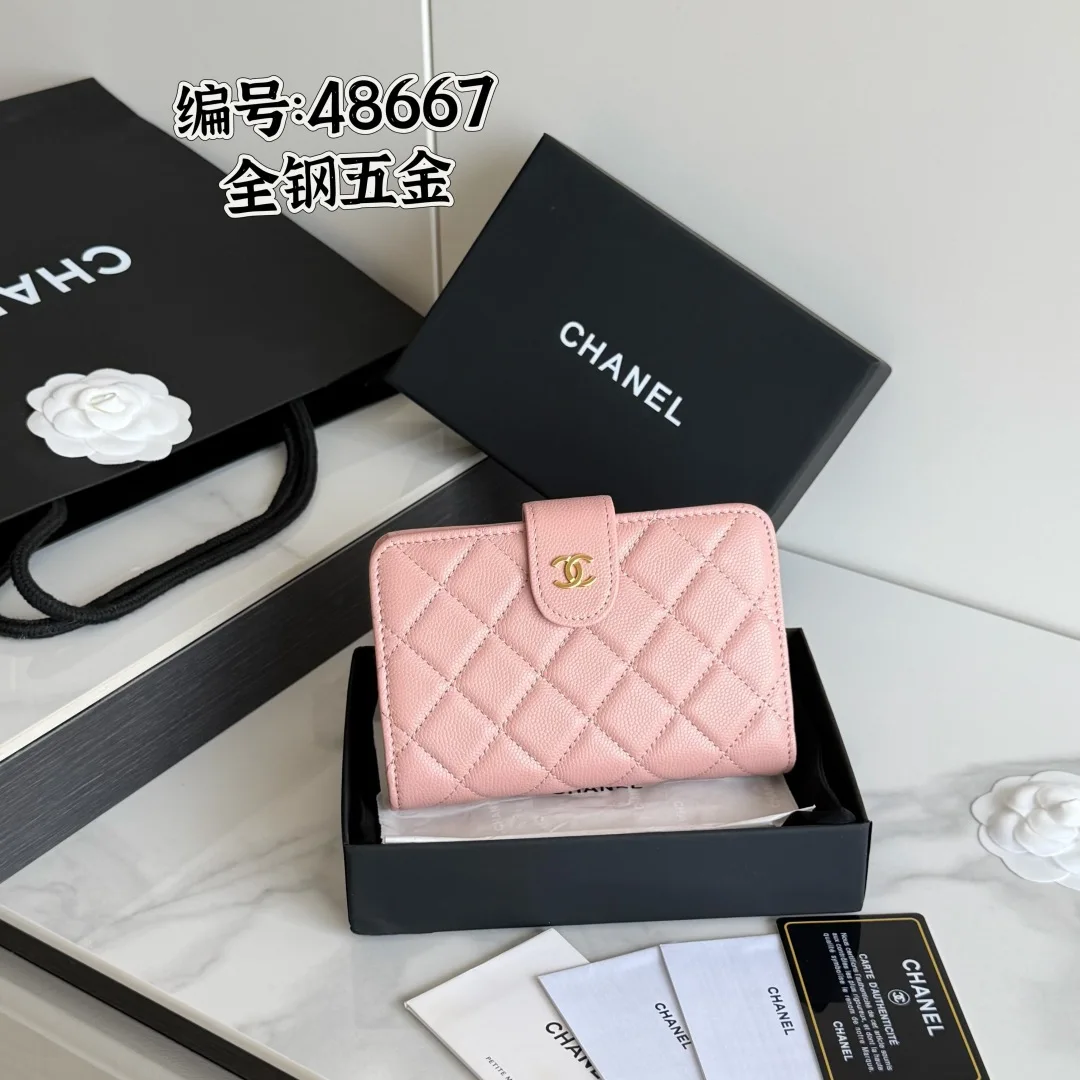 chanel -经典中号双层钱包到货 —全钢五金麦 - 顶级原单top 进口鱼子酱小牛皮的菱格纹路 非常耐看 亮金五金非常时髦  10个卡位 非常高级 专柜断货王 可放信用卡硬币 百元大钞 开合按扣编号 A48667 尺下:w15×h10×d2.5cm