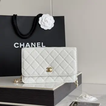 2026 新品 chanel woc 第三代 发财包 出新品 大球鱼子酱牛皮最经典款 斜挎单肩 手提 多种样式背法 酷酷的外形 让你走路都带风 经典的包型 包身方方正正 尺寸适合日常所有风格打扮 包身采用小牛皮皮制成 在自然光下光泽度很好 皮质与手感完全无法用言语表达 好的东西隔着屏幕也能感受到它的完美质感 菱格饱满但是不会过于凸起 饱满度自然 这个度很难把握  市场大部分都是做的过于饱满 华丽与气质的前沿 是你意想不到的尊贵 里配原版布 五金钢麦尺寸:19cmX12cmX3cm编号 AP4241