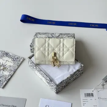 编号:S0966ONMJ_M413尺寸:11x7.5x2.5cm这款My Dior Glycine钱包精巧实用 别具一格 采用胭脂粉色羊皮革精心制作 饰以藤格纹 正面搭配D.I.O.R.吊饰提升格调 高雅精致 可收纳各种日常用品 适合各种场合 可与其他My Dior单品搭配 正面D.I.O.R.吊饰2个卡槽1个拉链隔层1个宽敞的内部隔层意大利制造