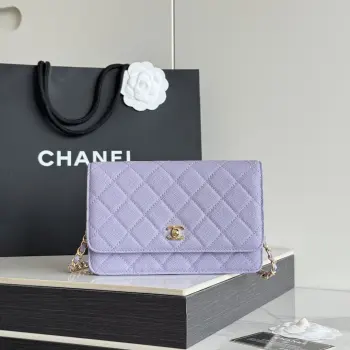2026 新品 chanel woc 第三代 发财包 出新品 鱼子酱牛皮最经典款 斜挎单肩 手提 多种样式背法 酷酷的外形 让你走路都带风 经典的包型 包身方方正正 尺寸适合日常所有风格打扮 包身采用小牛皮皮制成 在自然光下光泽度很好 皮质与手感完全无法用言语表达 好的东西隔着屏幕也能感受到它的完美质感 菱格饱满但是不会过于凸起 饱满度自然 这个度很难把握  市场大部分都是做的过于饱满 华丽与气质的前沿 是你意想不到的尊贵 进口小羊皮 里配原版布 五金钢麦尺寸:19cmX12cmX3cm编号 AP4241