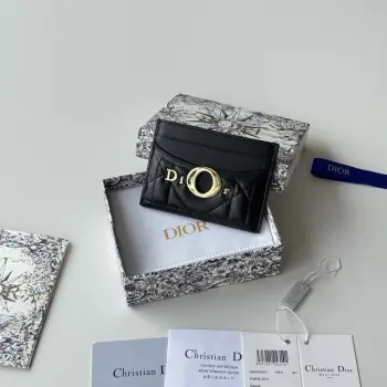 CD 2026新品上架 羊皮制作尺寸 11.5*9*2 cm 卡片包 编号 S2704Dior专柜最新款火爆登场 采用进口小羊皮 绝美绣线 做工精致 媲美专柜 CD 2026新品上架 羊皮制作尺寸 11.5*9*2 cm 卡片包 编号 S2704Dior专柜最新款火爆登场 采用进口小羊皮 绝美绣线 做工精致 媲美专柜