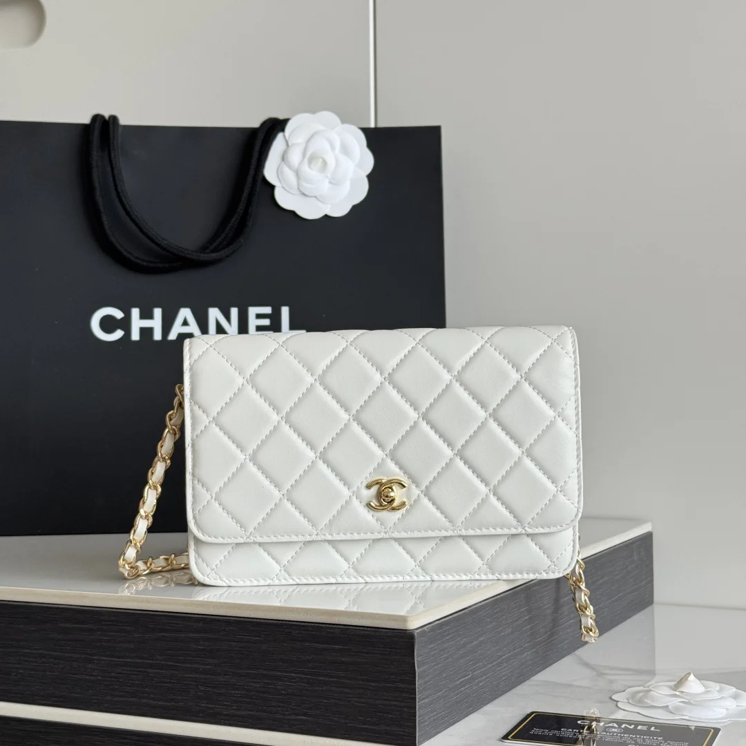 2026 新品 chanel woc 第三代 发财包 出新品 小羊皮 最经典款 斜挎单肩 手提 多种样式背法 酷酷的外形 让你走路都带风 经典的包型 包身方方正正 尺寸适合日常所有风格打扮 包身采用小牛皮皮制成 在自然光下光泽度很好 皮质与手感完全无法用言语表达 好的东西隔着屏幕也能感受到它的完美质感 菱格饱满但是不会过于凸起 饱满度自然 这个度很难把握  市场大部分都是做的过于饱满 华丽与气质的前沿 是你意想不到的尊贵 进口小羊皮 里配原版布 五金钢麦尺寸:19cmX12cmX3cm编号 AP4241