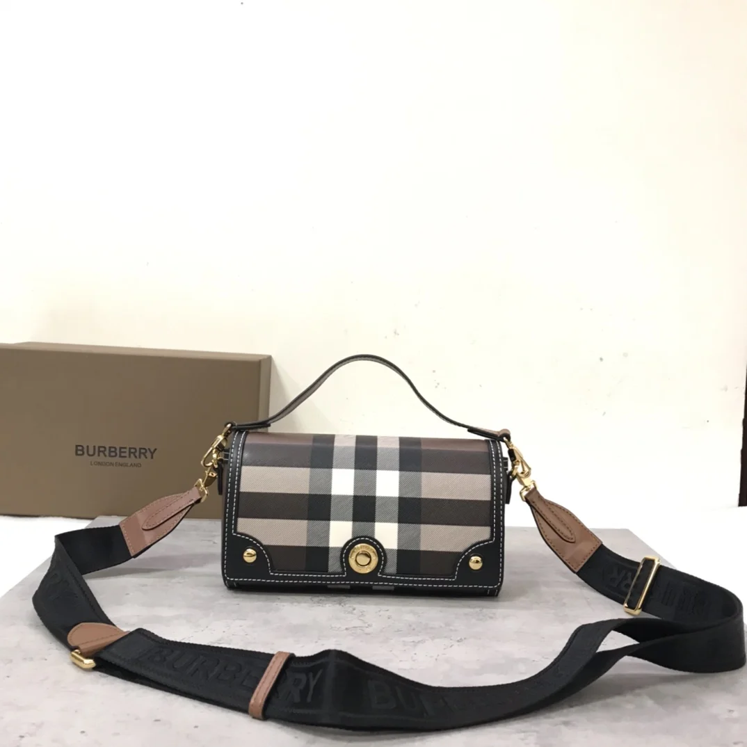 经典格纹手提包 装饰 Burberry 格纹和缉明线皮革 搭配镌刻品牌徽标的亮泽按扣 可使用顶部提柄手拎 或使用可调式斜背带携带 背带饰有提花精纺的 Burberry 字母徽标 此件精品的主要材料中至少 30% 来自生物基材料 生物基材料主要来源于植物和蓖麻油等可再生自然资源 24 x 8 x 14cm顶部皮革提柄.可拆可调式斜背带.1个内插袋.顶部翻盖采用磁扣开合.手绘涂漆边缘.光泽金属配件