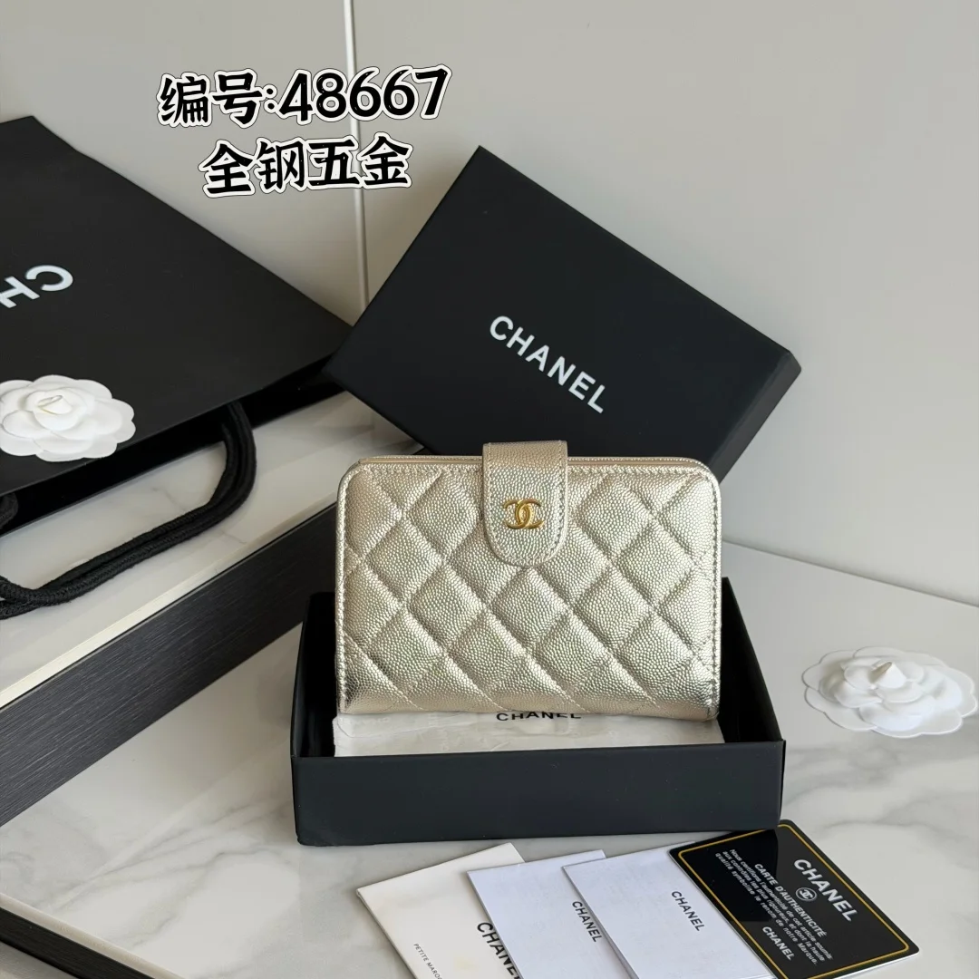 chanel -经典中号双层钱包到货 —全钢五金麦 - 顶级原单top 进口鱼子酱小牛皮的菱格纹路 非常耐看 亮金五金非常时髦 10个卡位 非常高级 专柜断货王 可放信用卡硬币 百元大钞 开合按扣编号 A48667 尺下:w15×h10×d2.5cm