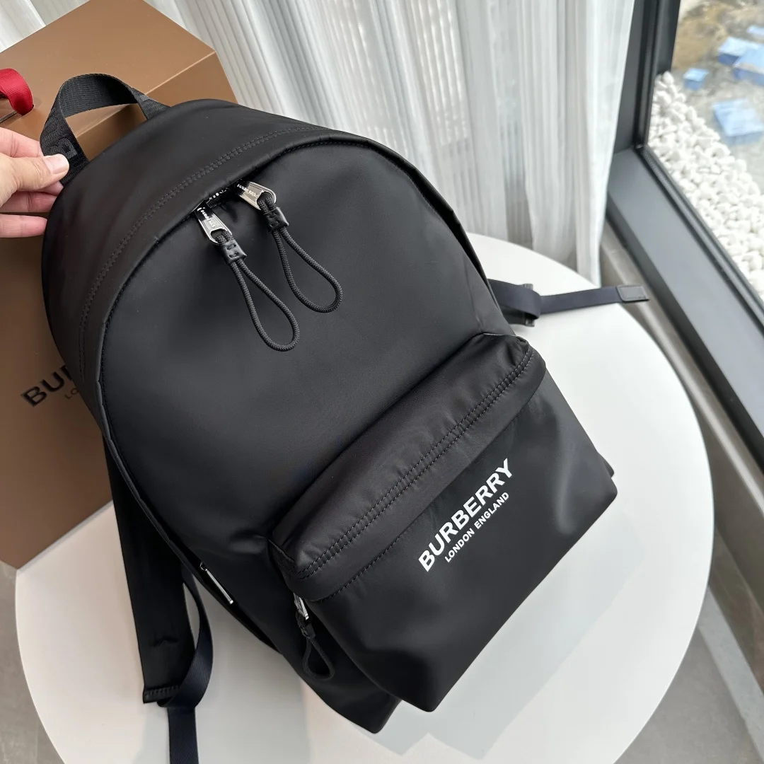 B家新款尼龙双肩包 印有焕新的品牌徽标 搭配平滑皮革边饰 肩背带饰有 Bur字母提花精纺徽标 30.5 x 14.5 x 42.5cm型号1091