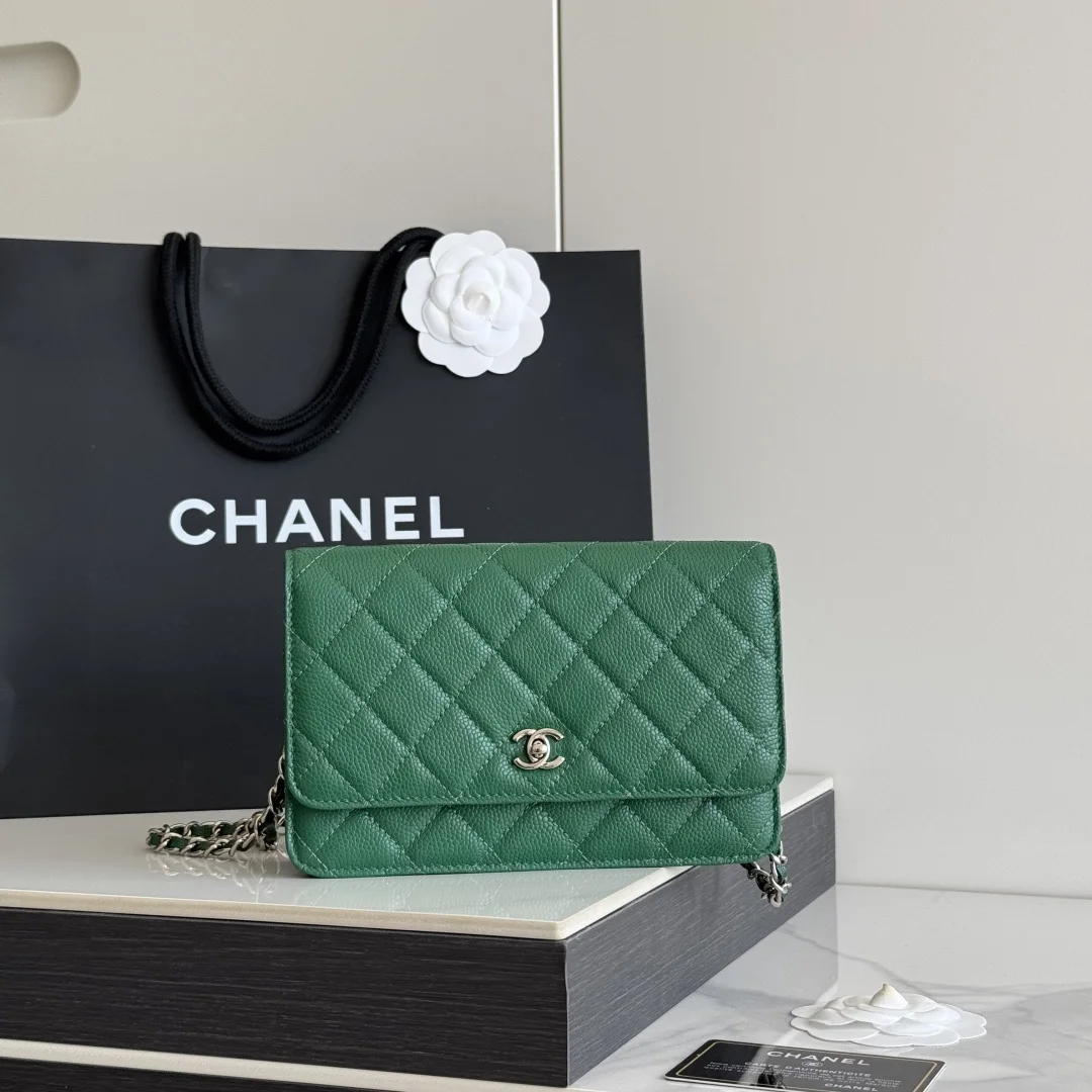 2026 新品 chanel woc 第三代 发财包 出新品 大球鱼子酱牛皮最经典款 斜挎单肩 手提 多种样式背法 酷酷的外形 让你走路都带风 经典的包型 包身方方正正 尺寸适合日常所有风格打扮 包身采用小牛皮皮制成 在自然光下光泽度很好 皮质与手感完全无法用言语表达 好的东西隔着屏幕也能感受到它的完美质感 菱格饱满但是不会过于凸起 饱满度自然 这个度很难把握 市场大部分都是做的过于饱满 华丽与气质的前沿 是你意想不到的尊贵 里配原版布 五金钢麦尺寸:19cmX12cmX3cm编号 AP4241