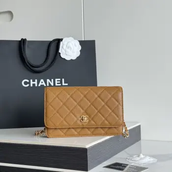 2026 新品 chanel woc 第三代 发财包 出新品 鱼子酱牛皮最经典款 斜挎单肩 手提 多种样式背法 酷酷的外形 让你走路都带风 经典的包型 包身方方正正 尺寸适合日常所有风格打扮 包身采用小牛皮皮制成 在自然光下光泽度很好 皮质与手感完全无法用言语表达 好的东西隔着屏幕也能感受到它的完美质感 菱格饱满但是不会过于凸起 饱满度自然 这个度很难把握  市场大部分都是做的过于饱满 华丽与气质的前沿 是你意想不到的尊贵 进口小羊皮 里配原版布 五金钢麦尺寸:19cmX12cmX3cm编号 AP4241