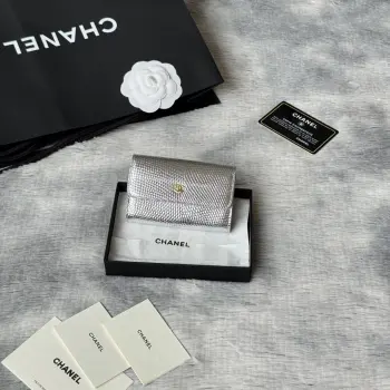 新品上架 蜥蜴纹26s 𝗖𝗵𝗮𝗻𝗲𝗹 𝗖𝗹𝗮𝘀𝗶𝗰 𝗙𝗹𝗮𝗽 经典卡包  蜥蜴纹对折cf 卡包蜥蜴纹是独一份的精致当亮面皮革与金色五金碰撞利落的版型  每一道肌理都在诉说着经当你拿出的瞬间 你就已经赢了  尺寸 𝟏𝟏.𝟓×𝟕.𝟓×𝟑𝐜𝐦 编号 5190