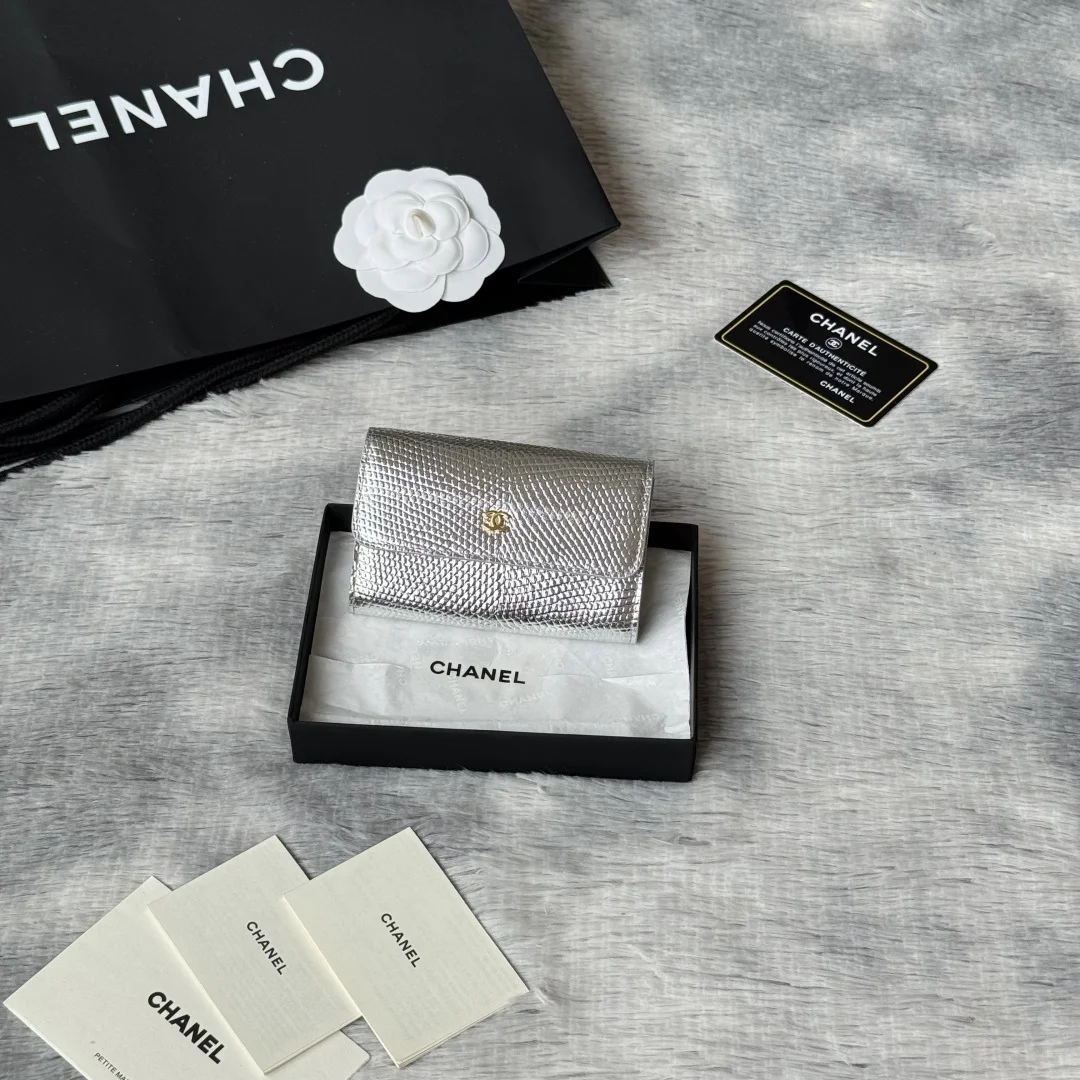 新品上架 蜥蜴纹26s 𝗖𝗵𝗮𝗻𝗲𝗹 𝗖𝗹𝗮𝘀𝗶𝗰 𝗙𝗹𝗮𝗽 经典卡包 蜥蜴纹对折cf 卡包蜥蜴纹是独一份的精致当亮面皮革与金色五金碰撞利落的版型 每一道肌理都在诉说着经当你拿出的瞬间 你就已经赢了 尺寸 𝟏𝟏.𝟓×𝟕.𝟓×𝟑𝐜𝐦 编号 5190
