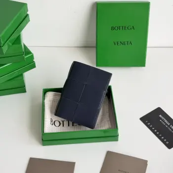 大格 胎牛皮 制作对折卡包 信用卡套 零钱卡包 采用原厂牛皮制作 翻盖开合 内设6个卡位和2个插袋 简单实用 尺寸:11*7.5 编号 80171055