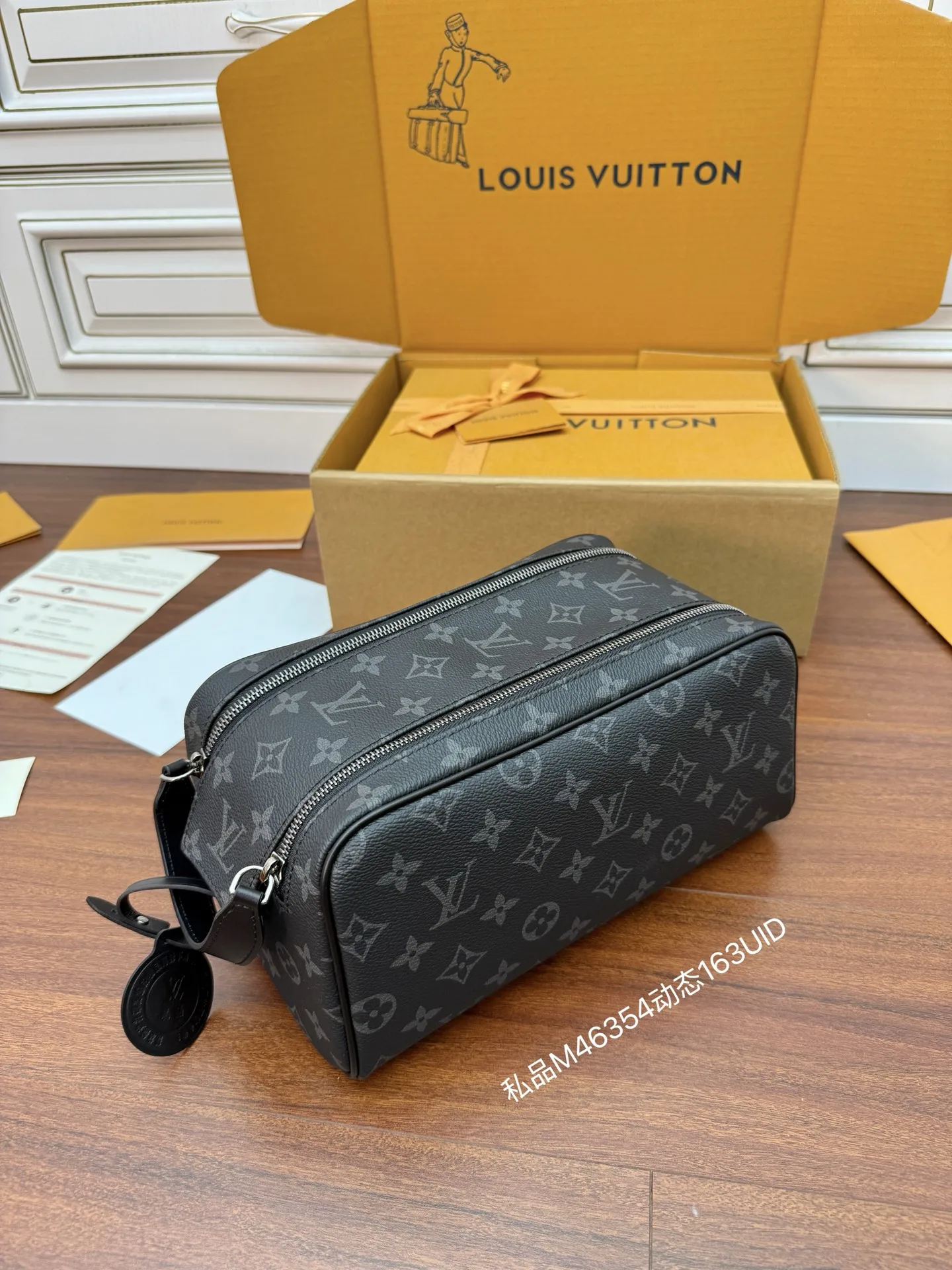 独家163首发型号 M46354私品 163动态UID 进口菱形面料 品质第九次升级 进口原厂皮 专柜同步 动态电子芯片 礼品袋 保护纸 铜版电子标签 合格证 皮料是正品代工厂意大利A级树膏皮 私品 :所谓的私品 是在于品质 五金 面料 手工 油边 A级出品 拍摄图跟产品一致丶配图上的全套包装.尺寸:28x15x16.5CM