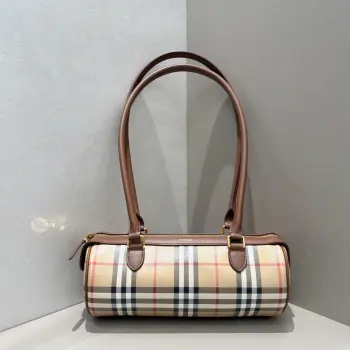 特级 B家最新格纹圆筒包点缀Burberry 格纹印花 以标志性典藏米色演绎 采用无内村设计 精选耐用涂层帆布面料打造 呈现透明半亮泽质感 适合存放日常必备物品尺寸26×11x 11cm 提柄垂直佩戴高度 23cm型号7361