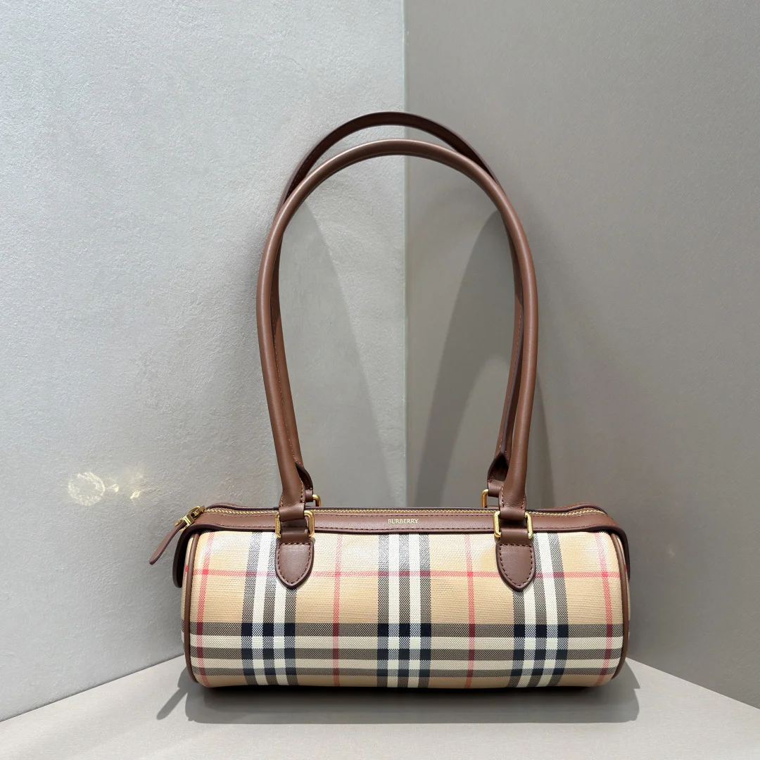 特级 B家最新格纹圆筒包点缀Burberry 格纹印花 以标志性典藏米色演绎 采用无内村设计 精选耐用涂层帆布面料打造 呈现透明半亮泽质感 适合存放日常必备物品尺寸26×11x 11cm 提柄垂直佩戴高度 23cm型号7361