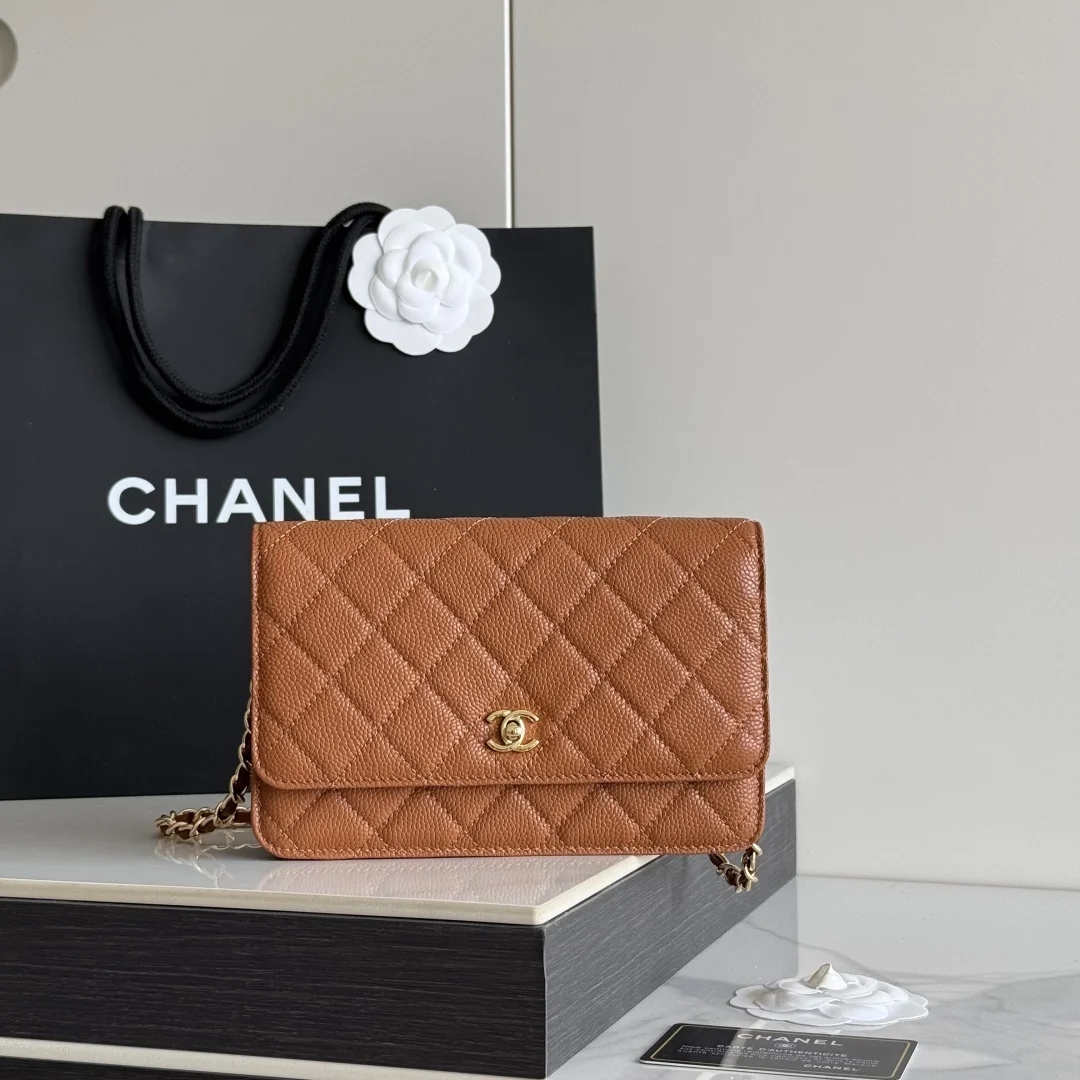2026 新品 chanel woc 第三代 发财包 出新品 大球鱼子酱牛皮最经典款 斜挎单肩 手提 多种样式背法 酷酷的外形 让你走路都带风 经典的包型 包身方方正正 尺寸适合日常所有风格打扮 包身采用小牛皮皮制成 在自然光下光泽度很好 皮质与手感完全无法用言语表达 好的东西隔着屏幕也能感受到它的完美质感 菱格饱满但是不会过于凸起 饱满度自然 这个度很难把握  市场大部分都是做的过于饱满 华丽与气质的前沿 是你意想不到的尊贵 里配原版布 五金钢麦尺寸:19cmX12cmX3cm编号 AP4241